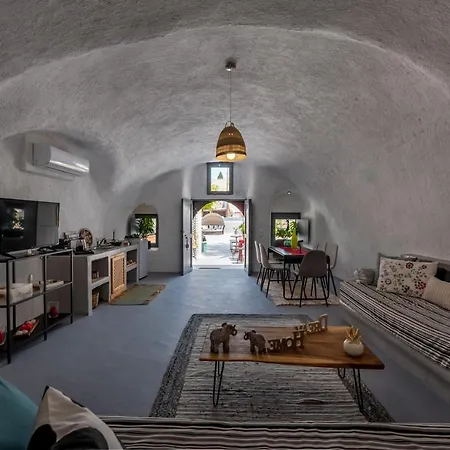 1812 Caves 'n Mansion * Karterados (Santorini)