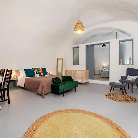 1812 Caves 'n Mansion * Karterados (Santorini)